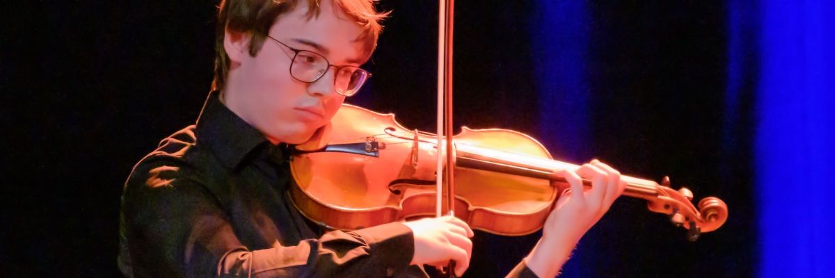 Phelan Nywoll Walker playing the violin.